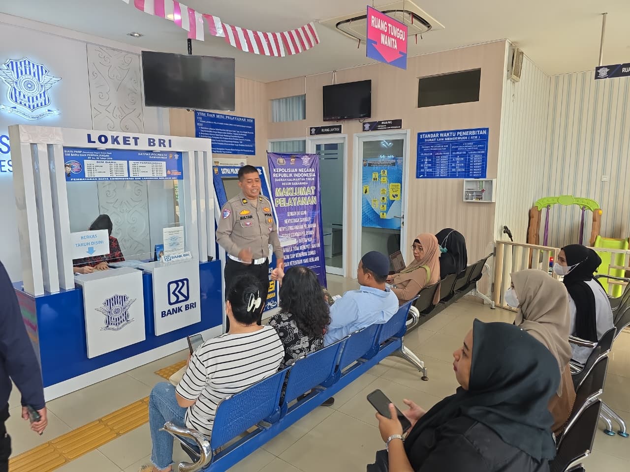 Hadirkan Senyum dan Humanisme, Polantas Sapa Pemohon SIM di Satpas Polresta Samarinda
